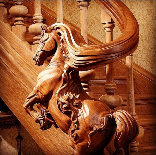sculpture d'un cheval sur un escalier en bois